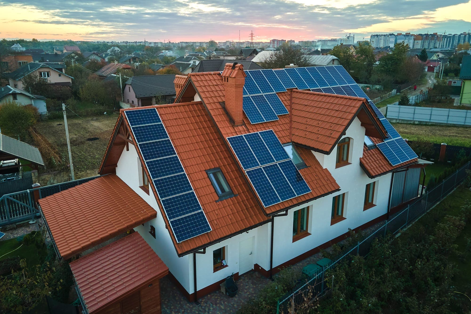 Vivienda unifamiliar con instalación de placas solares al amanecer